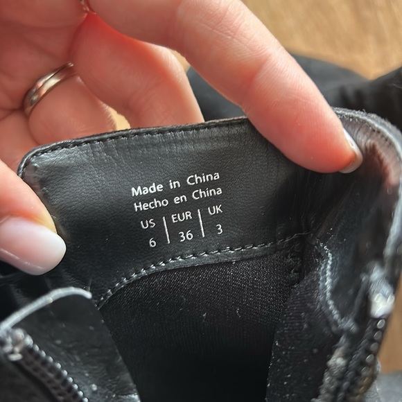 Black heeled boots - Picture 3 of 3